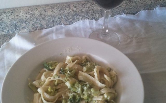 Macarrão com brócolis e requeijão (a sua escolha)