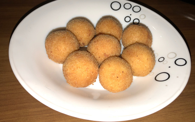 Bolinha de milho com queijo