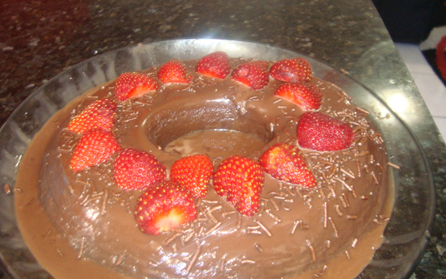 Bolo de chocolate com recheio de morangos e leite condensado