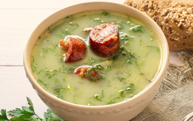 Caldo verde com batata cremoso e saboroso com couve e linguiça