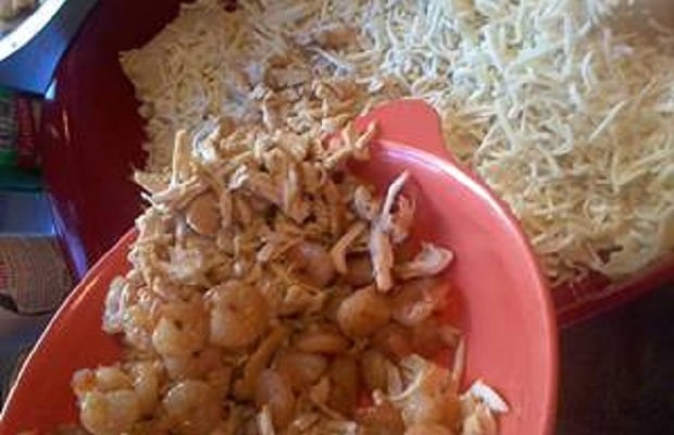 Lasanha de camarão com frango, requeijão e creme de leite