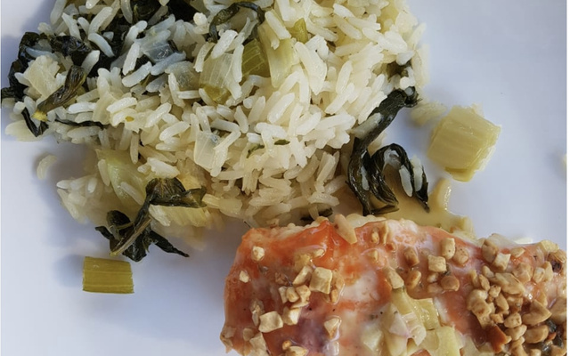 Salmão ao molho de gorgonzola e mel com castanhas