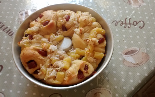 Pão doce de creme com goiabada