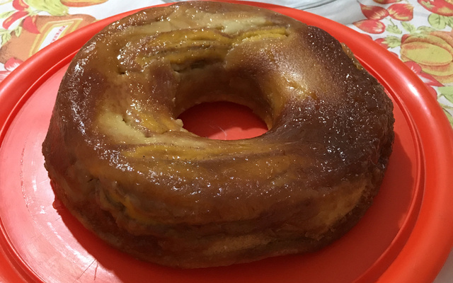 Bolo fofo com cobertura de banana caramelada