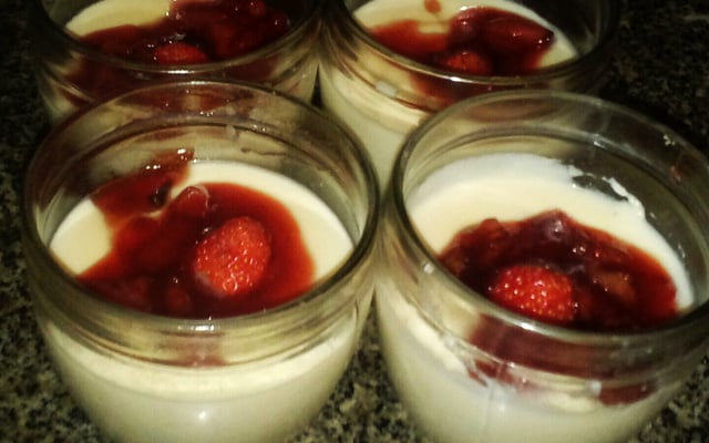 Creme inglês com geleia de morango
