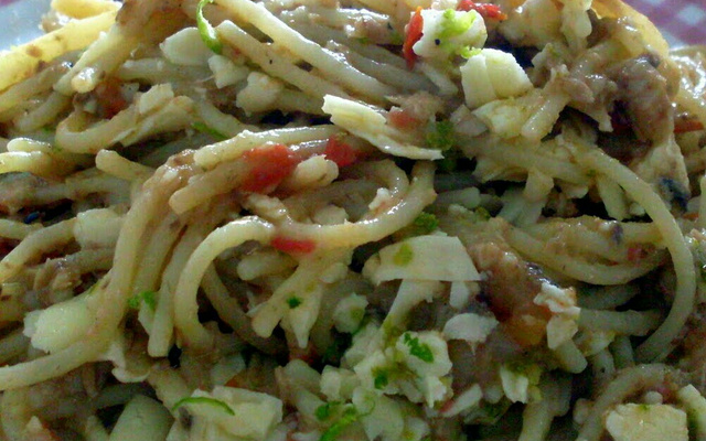 Macarronada de sardinha e ovo cozido