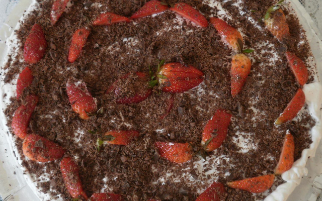 Bolo de chocolate e morango com Twix