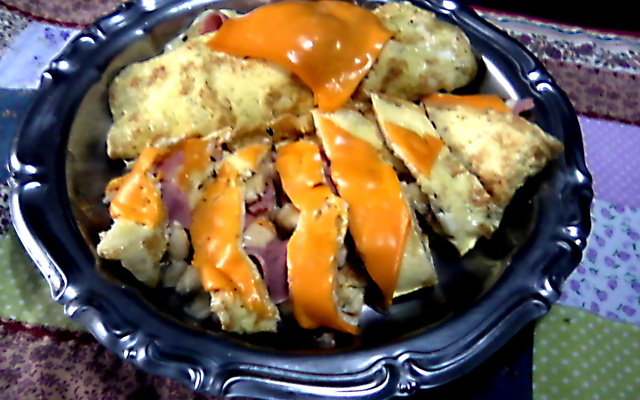 Omelete com banana, presunto e queijo