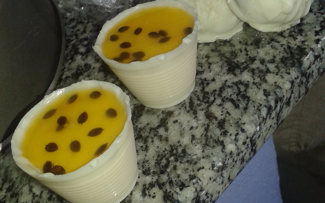 Copinhos de chocolate com Mousse de Maracujá