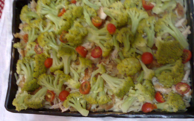 Macarrão no forno  com brócolis e molho branco (tipo lasanha)