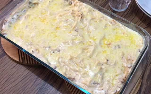 Macarrão com carne moída e queijo