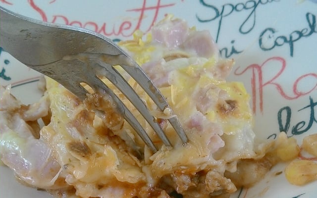 Lasanha com molho branco e bolonhesa