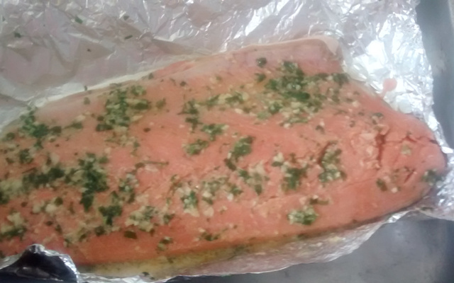 Salmão de forno com alcaparras