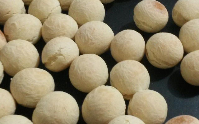 Pão de queijo com bastante queijo