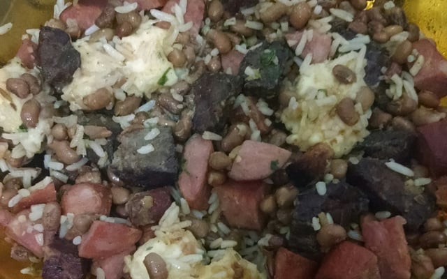 Baião de dois e ovo de galinha caipira