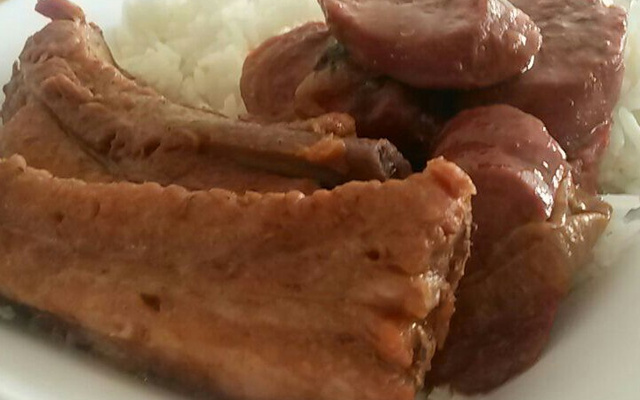 Costela de porco com linguiça calabresa defumada