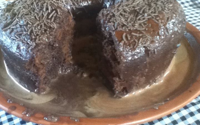 Bolo úmido de chocolate