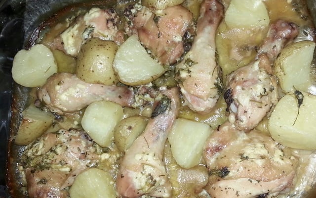 Coxa de frango assada com batatas
