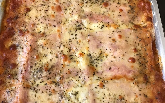 Lasanha com carne moída e molho branco