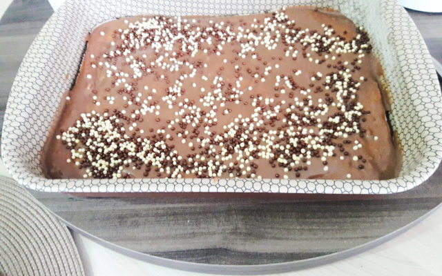 Bolo de chocolate com cobertura de brigadeiro