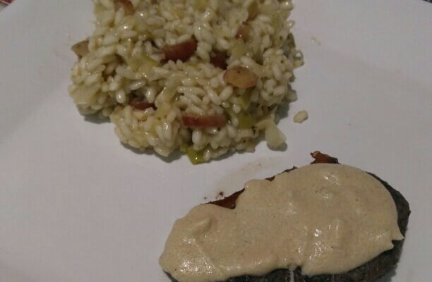 Filé mignon ao molho de mostarda com risoto de alho-poró