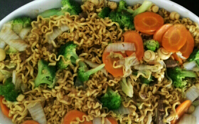 Yakissoba de carne com legumes do ED