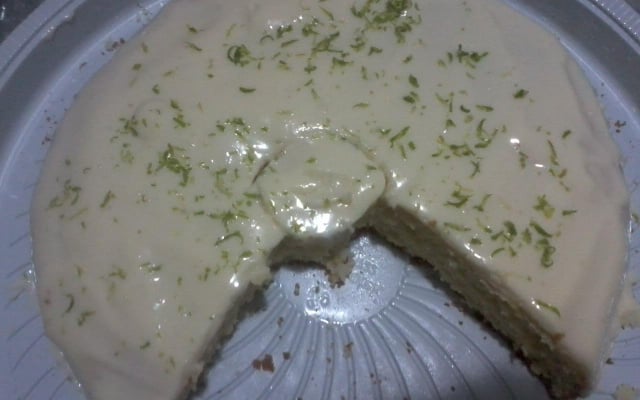 Bolo de limão fácil e delicioso.