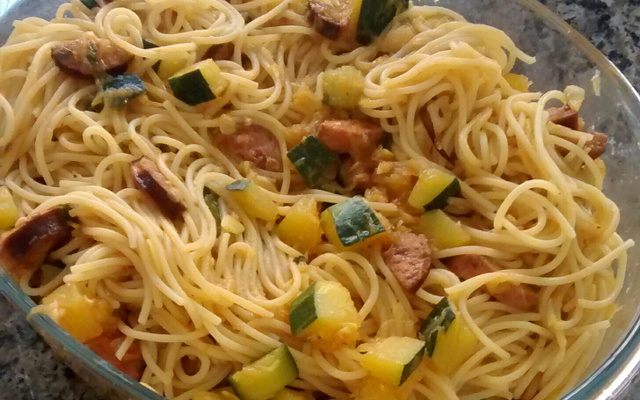Macarrão com abobrinha e calabresa