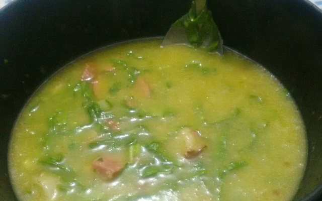 Caldo verde de mandioca