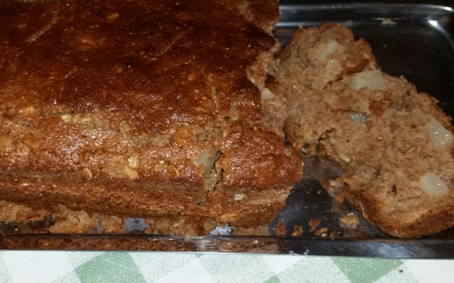 Bolo integral com pêra e granola