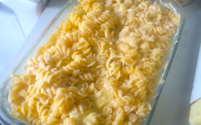 Macarrão ao molho branco com presunto e queijo