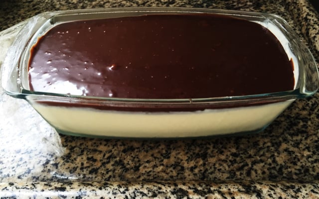 Mousse de maracujá com cobertura de chocolate