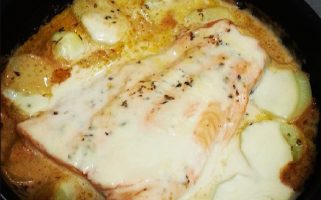 Salmão ao forno com molho branco