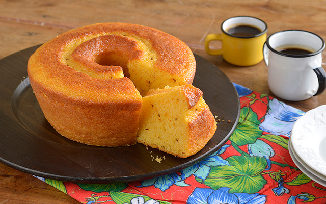 BOLO DE FUBÁ COM ERVA-DOCE