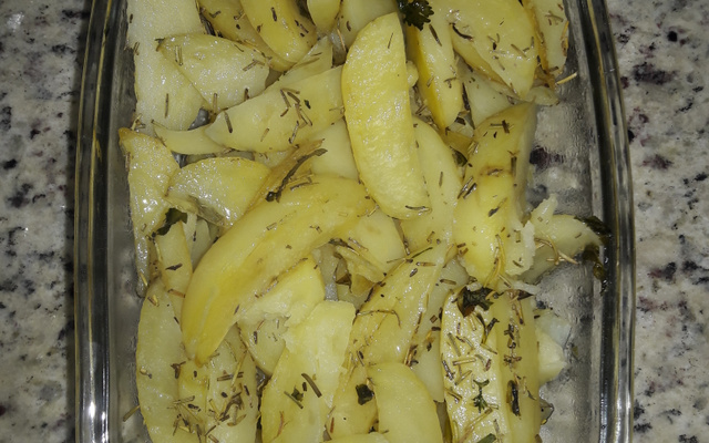 Batata assada com alecrim e azeite