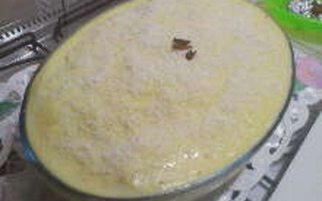 Bolo gelado de creme na travessa