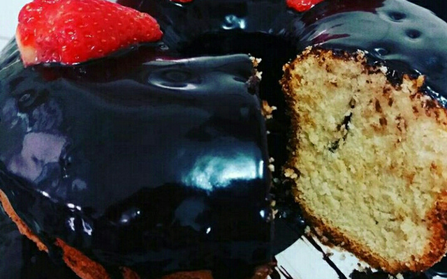 Bolo branco com calda de chocolate