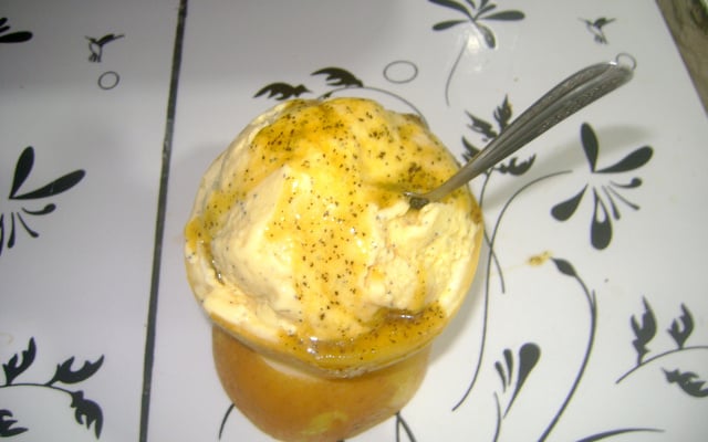 Sorvete de maracujá super cremoso servido na própria casca