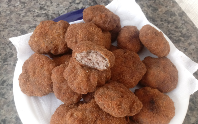 Bolinho de carne moída à milanesa