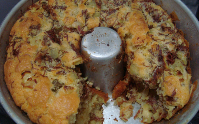 Bolo salgado de carne seca e provolone
