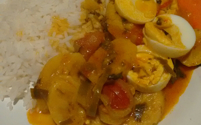 Moqueca de banana-da-terra com ovos