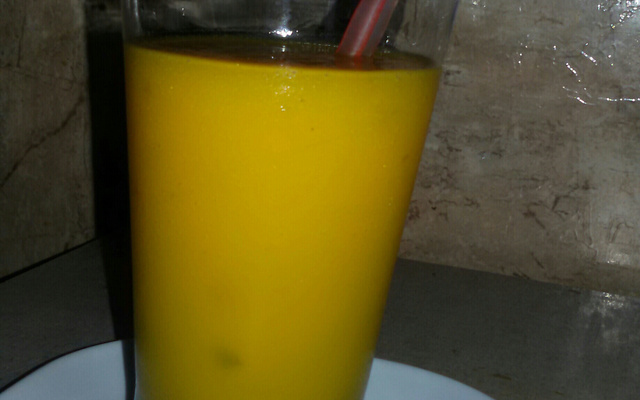 Suco de manga com casca