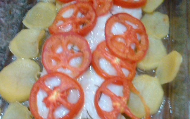 Filé de peixe assado com batatas