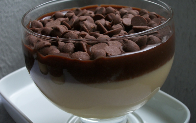 Mousse de maracujá com cobertura de chocolate