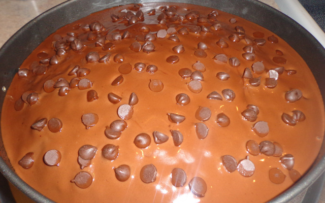 Bolo de laranja com cobertura trufada e gotas de chocolate branco