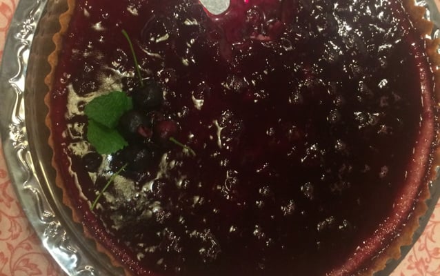 Torta de cream cheese com geleia de jabuticaba