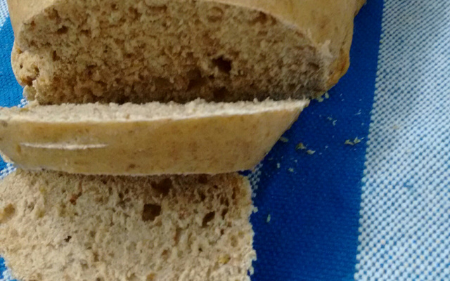 Pão integral com farinha integral, linhaça e aveia