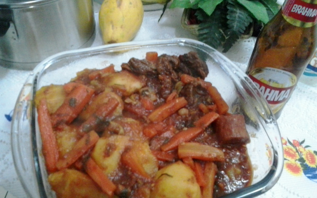 Carne ensopada com batata e cenoura na pressão
