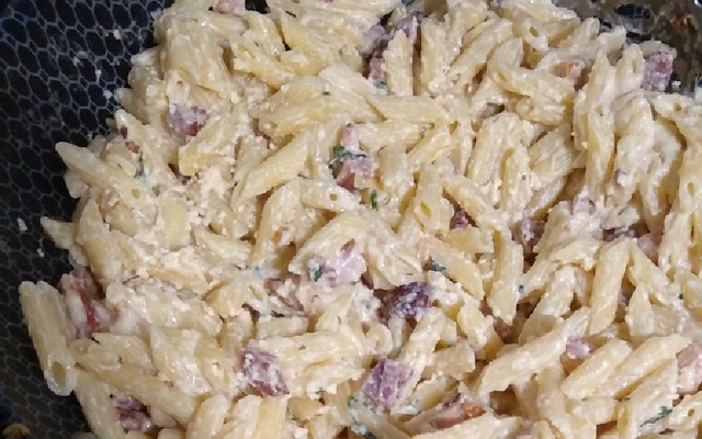 Macarrão à carbonara italiano