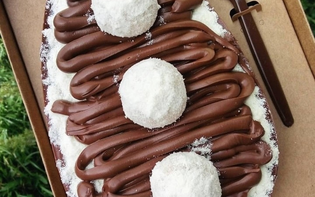 Ovo de colher com leite em pó e creme de avelã